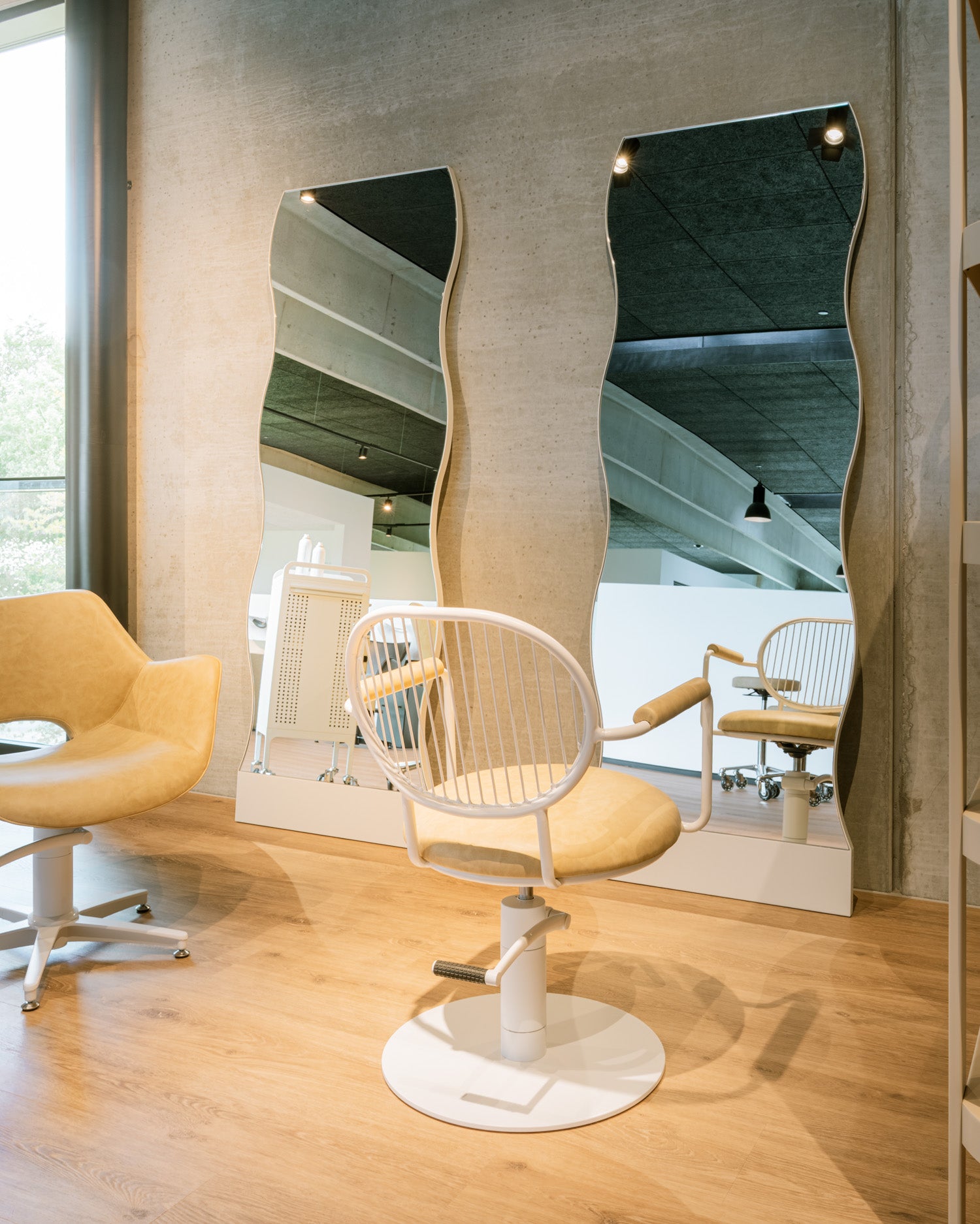 Wiggle - Freestanding hairdressing mirror - Trendy design - White frame